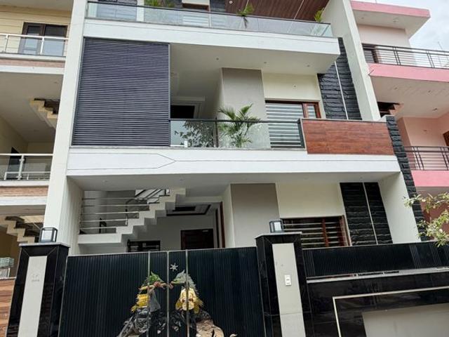 Resale | 4 BHK + 135 Sq.Yd. Independent House in Sector 124