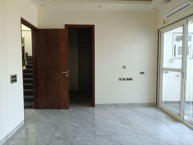 Resale | 4 BHK + 135 Sq.Yd. Villa in Wave City