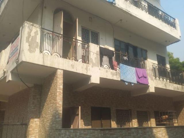 Resale | 4 BHK + 1550 Sq.Ft. Villa in Sector 11