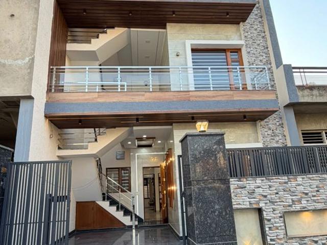 Resale | 4 BHK + 150 Sq.Yd. Villa in Sector 124