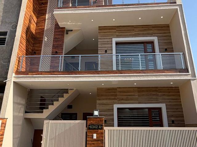 Resale | 4 BHK + 150 Sq.Yd. Villa in Sector 125