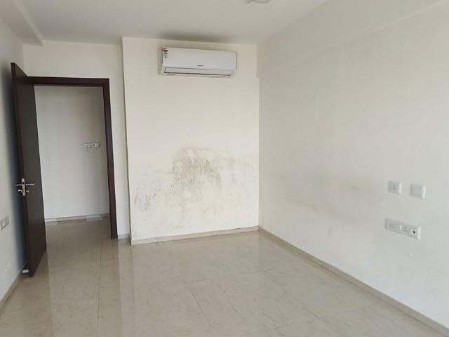 Resale | 4 BHK 1700 Sq.Ft. Apartment in Rustomjee Crown