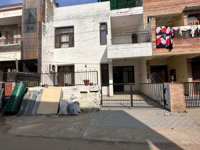 Resale | 4 BHK 170 Sq.Yd. Independent House in Sector 13