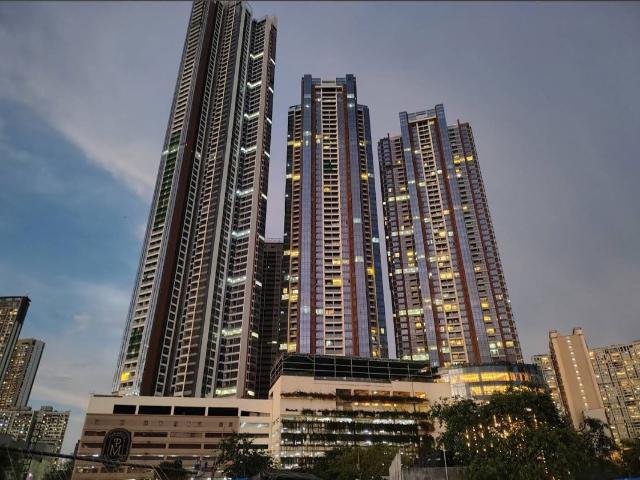Resale | 4 BHK + 1850 Sq.Ft. Apartment in Piramal Mahalaxmi