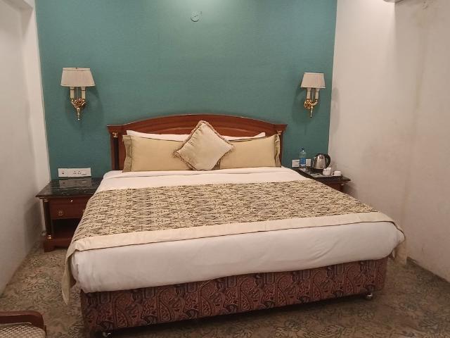 Resale | 4 BHK 1800 Sq.Ft. Apartment in Dwarka