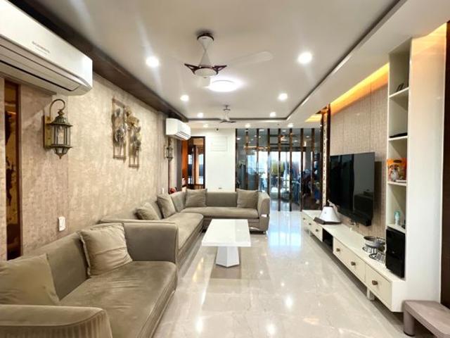 Resale | 4 BHK + 1800 Sq.Ft. Apartment in Sheth Avalon
