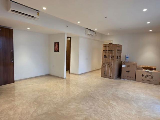 Resale | 4 BHK 1960 Sq.Ft. Apartment in Hiranandani Lake Enclave Glendale