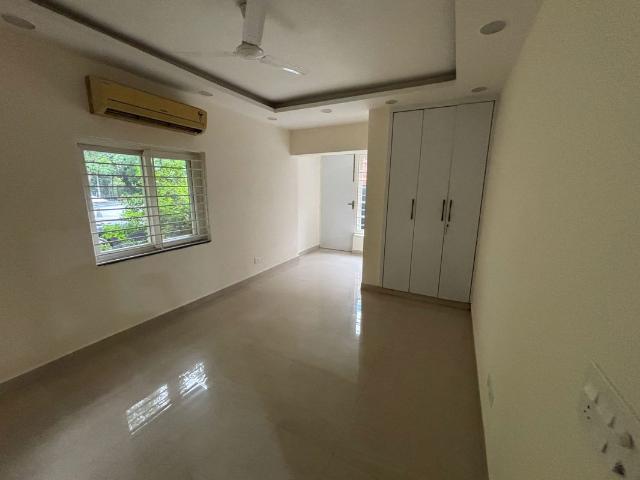 Resale | 4 BHK 2000 Sq.Ft. Apartment in Sarita Vihar