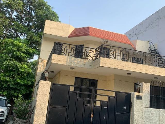 Resale | 4 BHK + 200 Sq.Mt. Independent House in RWA Apartments Sector 19
