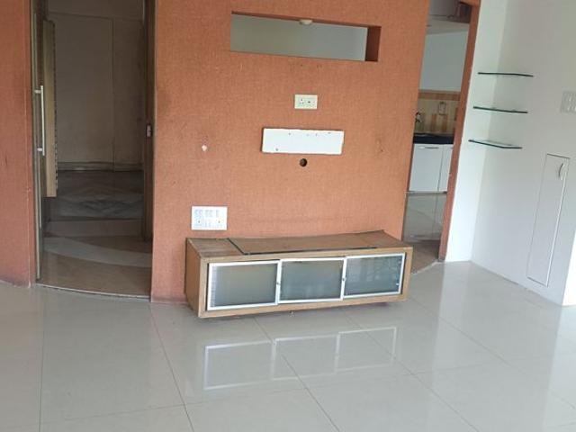 Resale | 4 BHK 2100 Sq.Ft. Apartment in Raheja Gardens