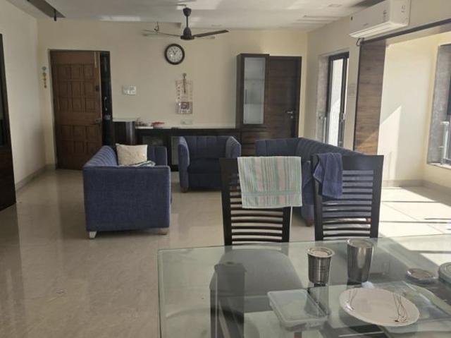 Resale | 4 BHK 2200 Sq.Ft. Apartment in Walkeshwar