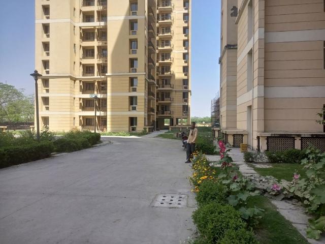 Resale | 4 BHK + 2450 Sq.Ft. Apartment in Jaypee Greens Klassic Heights