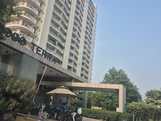 Resale | 4 BHK 2400 Sq.Ft. Apartment in BPTP Terra