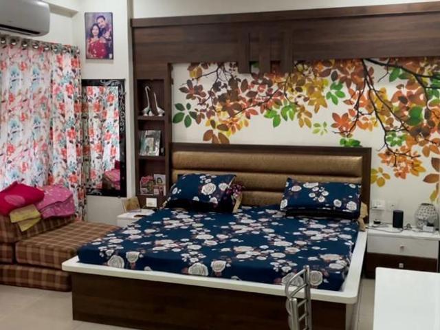 Resale | 4 BHK 2400 Sq.Ft. Apartment in M R Platinum 321