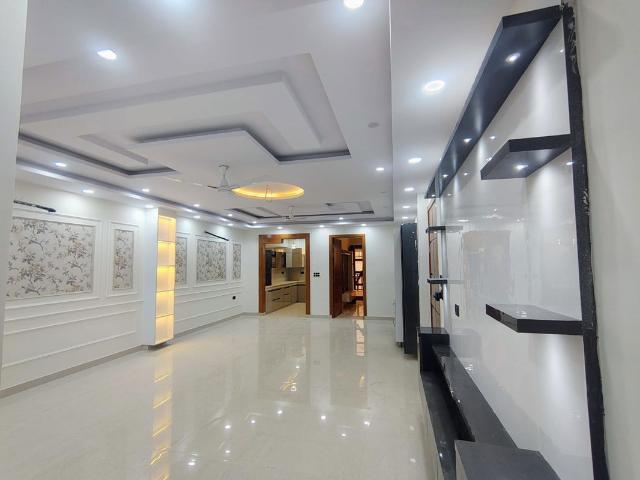 Resale | 4 BHK + 250 Sq.Yd. Independent House in Sector 19