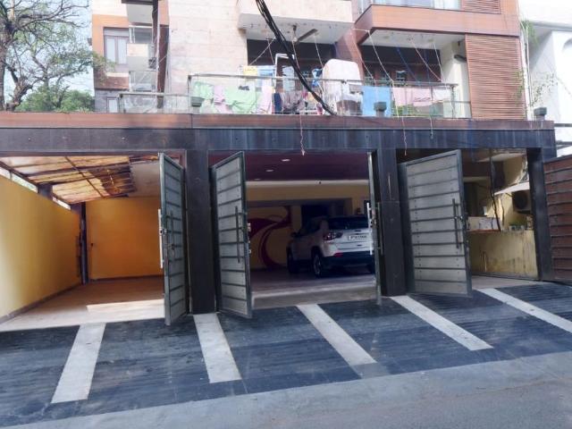 Resale | 4 BHK 300 Sq.Mt. Villa in Sector 36