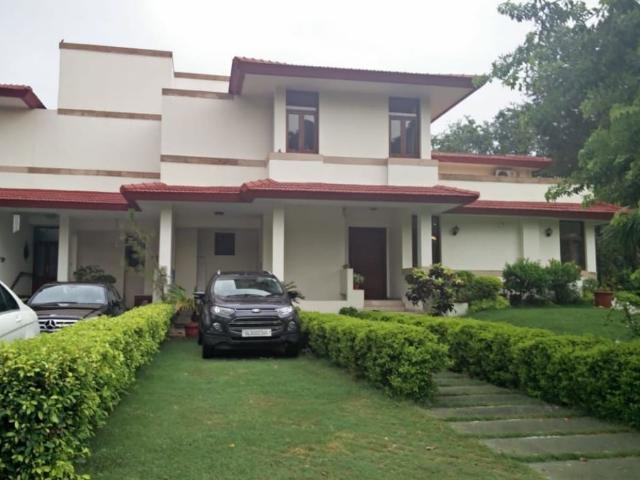 Resale | 4 BHK + 4000 Sq.Ft. Villa in Vipul Tatvam Villas
