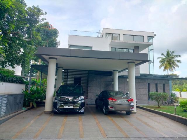Resale | 4 BHK + 5896 Sq.Ft. Villa in Prestige Golfshire