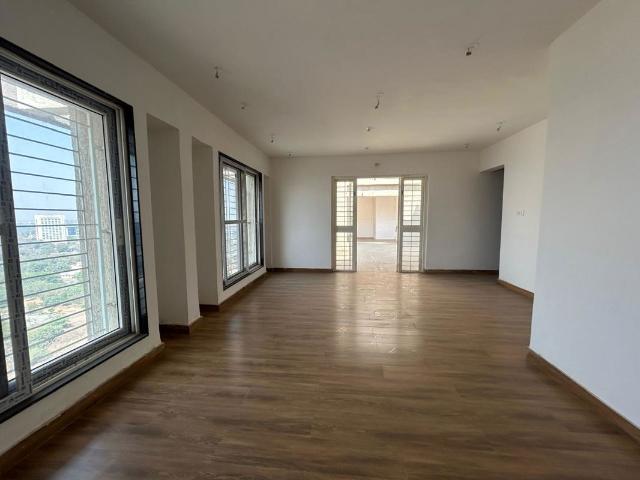 Resale | 4 BHK + Extra Room 1475 Sq.Ft. Apartment in Empire Square