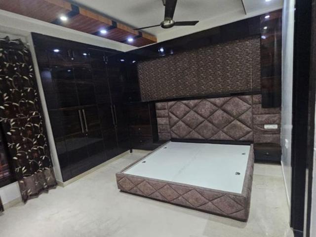 Resale | 4 BHK + Extra Room 270 Sq.Yd. Apartment in Anand Vihar