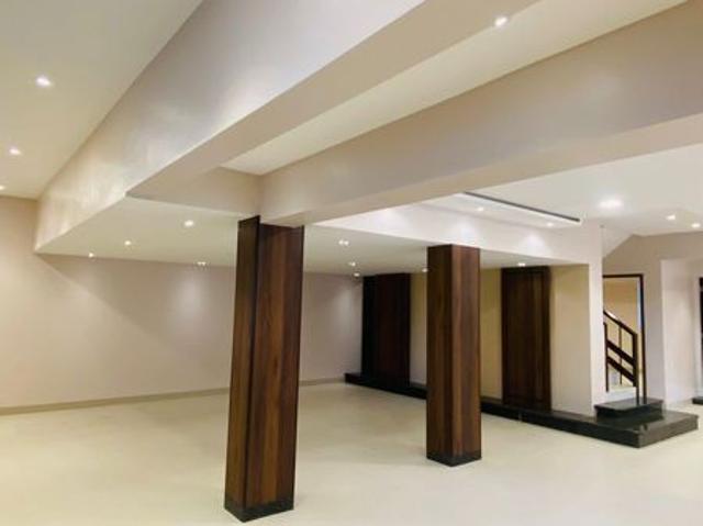 Resale | 4 BHK + Extra Room,Store Room 8900 Sq.Ft. Independent House in Juhu Pearl