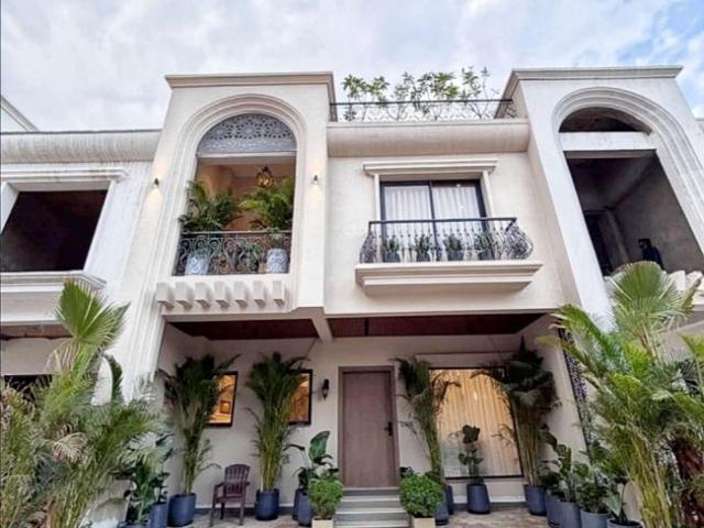 Resale | 4 BHK + Servant Room,Store Room 150 Sq.Yd. Villa in Goner