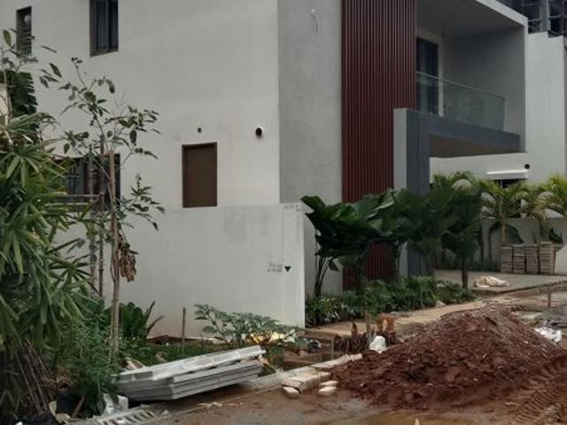 Resale | 4 BHK + Servant Room,Store Room 230 Sq.Yd. Villa in Kismatpur