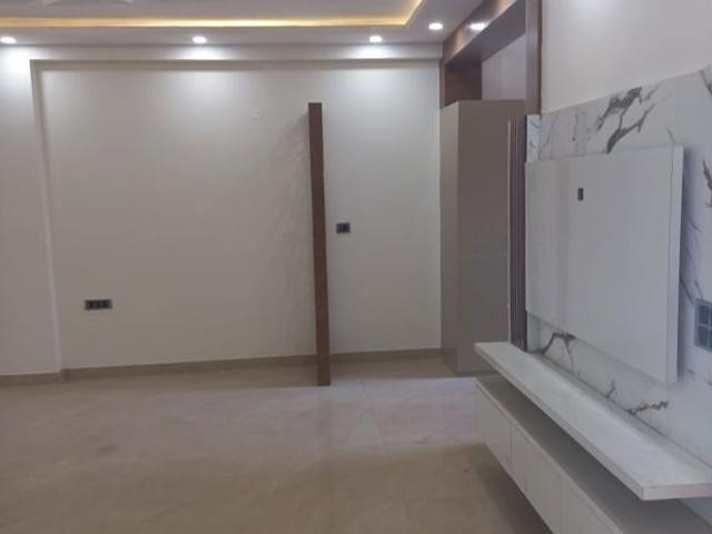 Resale | 4 BHK + Servant Room,Store Room 260 Sq.Yd. Independent House in Sector 84