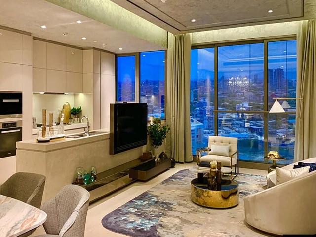 Resale | 4 BHK + Servant Room,Study Room 1690 Sq.Ft. Apartment in Rustomjee Crown