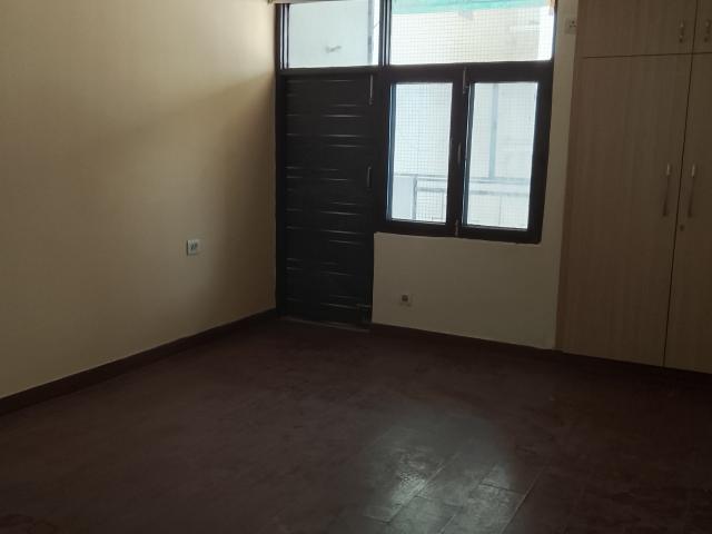 Resale | 4 BHK + Servant Room 1668 Sq.Ft. Apartment in Amrapali Royal