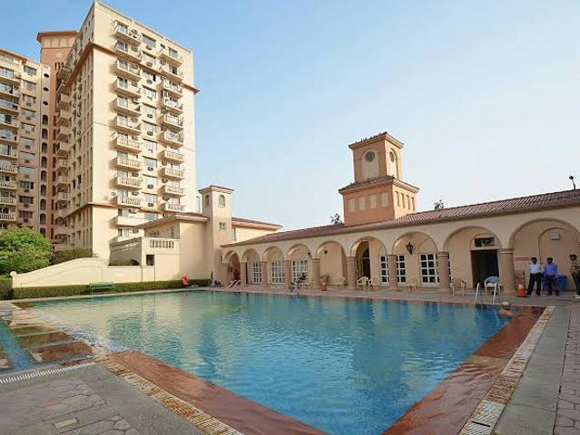 Resale | 4 BHK + Servant Room 1767 Sq.Ft. Apartment in DLF Oakwood Estate