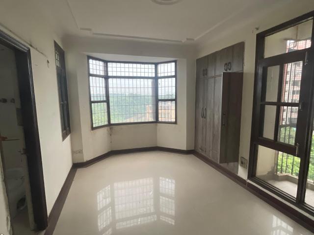 Resale | 4 BHK + Servant Room 1900 Sq.Ft. Apartment in Sector 21C