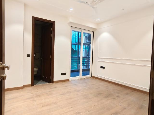 Resale | 4 BHK + Servant Room 2558 Sq.Ft. Apartment in DLF Trinity Towers
