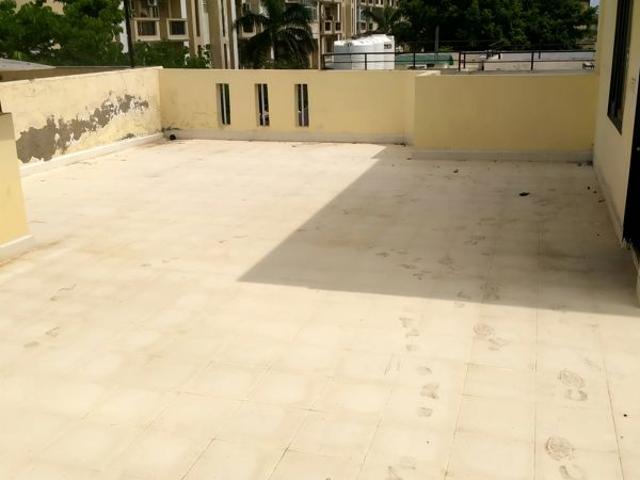 Resale | 4 BHK + Servant Room 260 Sq.Yd. Villa in SS Aaron Ville