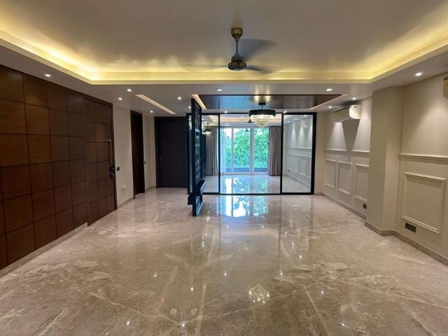 Resale | 4 BHK + Servant Room 267 Sq.Yd. Villa in Unitech Vista Villas