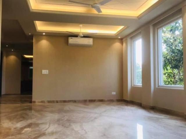 Resale | 4 BHK + Servant Room 2700 Sq.Ft. Apartment in DLF Park Place