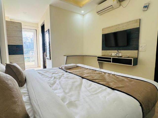 Resale | 4 BHK + Servant Room 2700 Sq.Ft. Apartment in Godrej Meridien