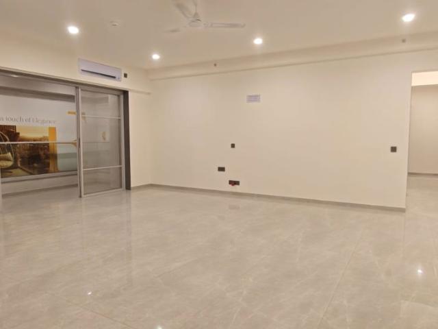 Resale | 4 BHK + Servant Room 2800 Sq.Ft. Apartment in Magarpatta Nova Elegance