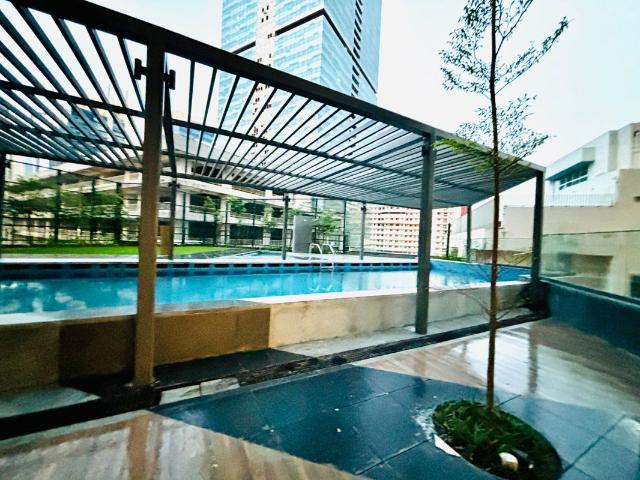 Resale | 4 BHK + Servant Room 2805 Sq.Ft. Apartment in Hubtown 25 South