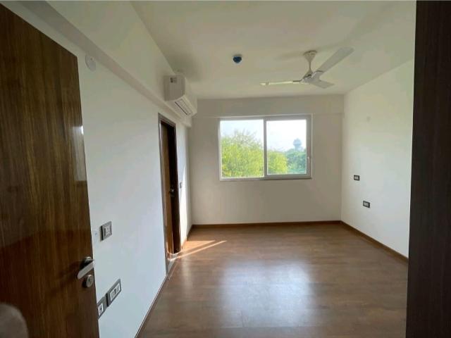 Resale | 4 BHK + Servant Room 2900 Sq.Ft. Apartment in Dlf The Ultima Sector 81