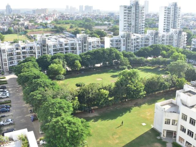 Resale | 4 BHK + Servant Room 2100 Sq.Ft. Apartment in Emaar The Palm Drive The Sky Terraces