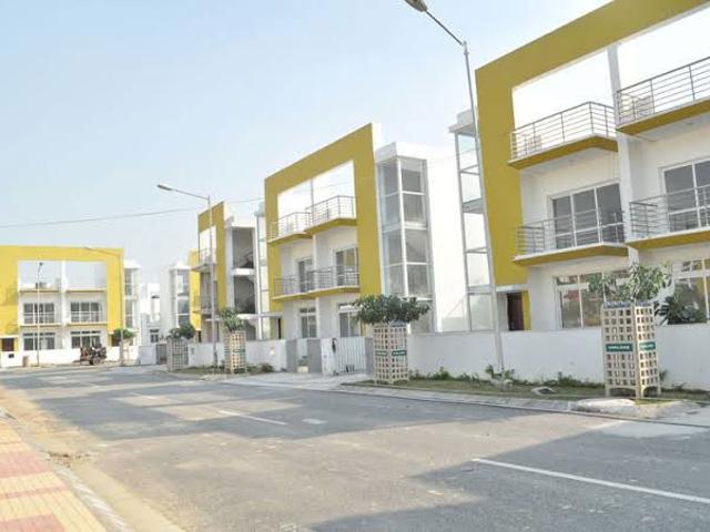 Resale | 4 BHK + Servant Room 225 Sq.Ft. Villa in BPTP Parklands Villa