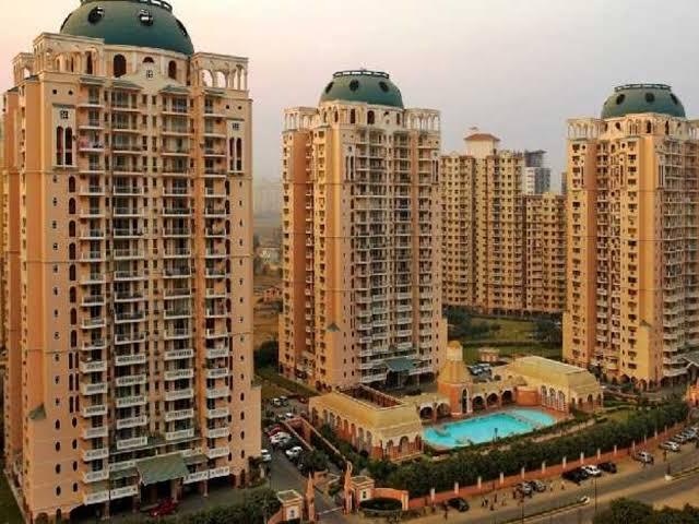 Resale | 4 BHK + Servant Room 2343 Sq.Ft. Apartment in DLF Trinity Towers