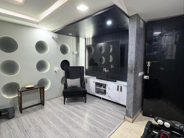 Resale | 4 BHK + Servant Room 2350 Sq.Ft. Apartment in MI Regal Court