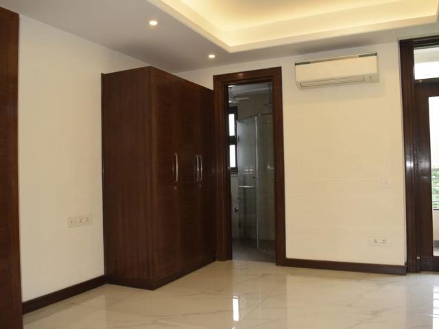 Resale | 4 BHK + Servant Room 2368 Sq.Ft. Apartment in DLF Trinity Towers