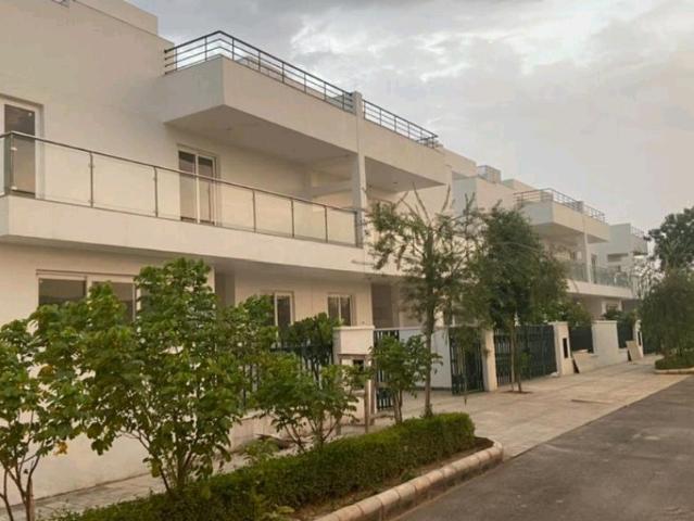 Resale | 4 BHK + Servant Room 345 Sq.Yd. Villa in Central Park Flower Valley