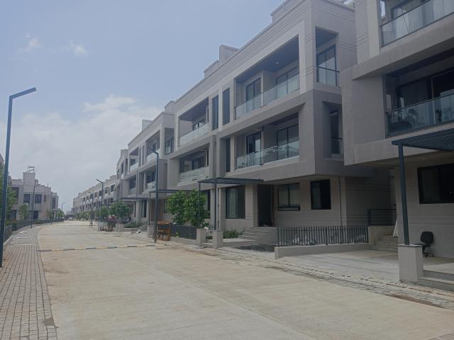 Resale | 4 BHK + Servant Room 3500 Sq.Ft. Villa in Supreme Villagio