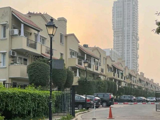 Resale | 4 BHK + Servant Room 350 Sq.Yd. Apartment in Emaar MGF Emerald Hills