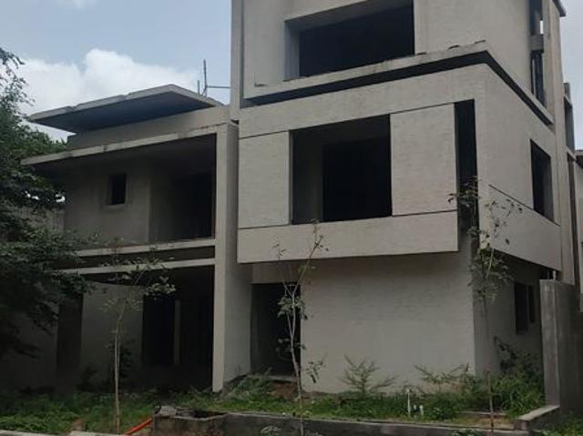 Resale | 4 BHK + Servant Room 360 Sq.Yd. Villa in Narsingi