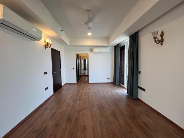 Resale | 4 BHK + Servant Room 3625 Sq.Ft. Apartment in Mahindra Luminare